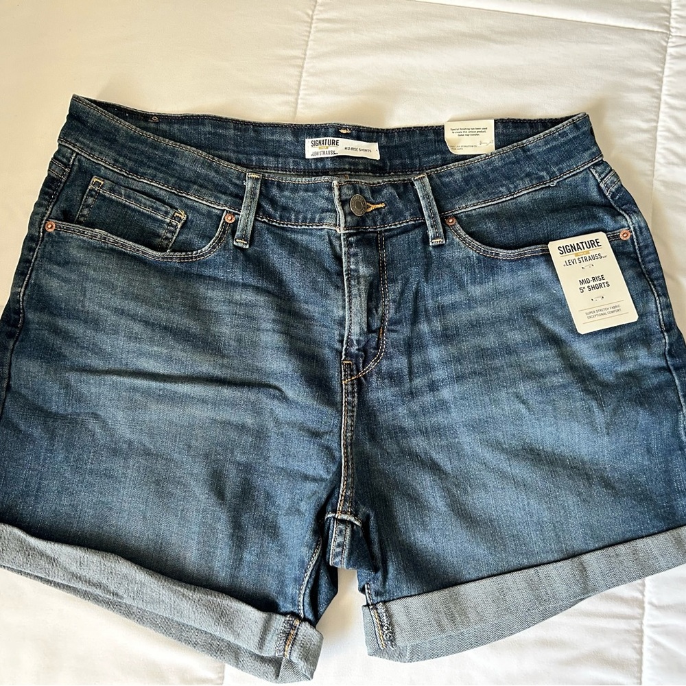 NWT Women’s size 12 Signature Gold by Levi Strauss jean shorts